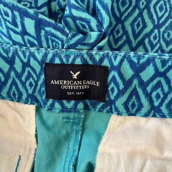 Women’s American Eagle midi shorts with turquoise/blue geometric print 4 - Picture 3 of 4